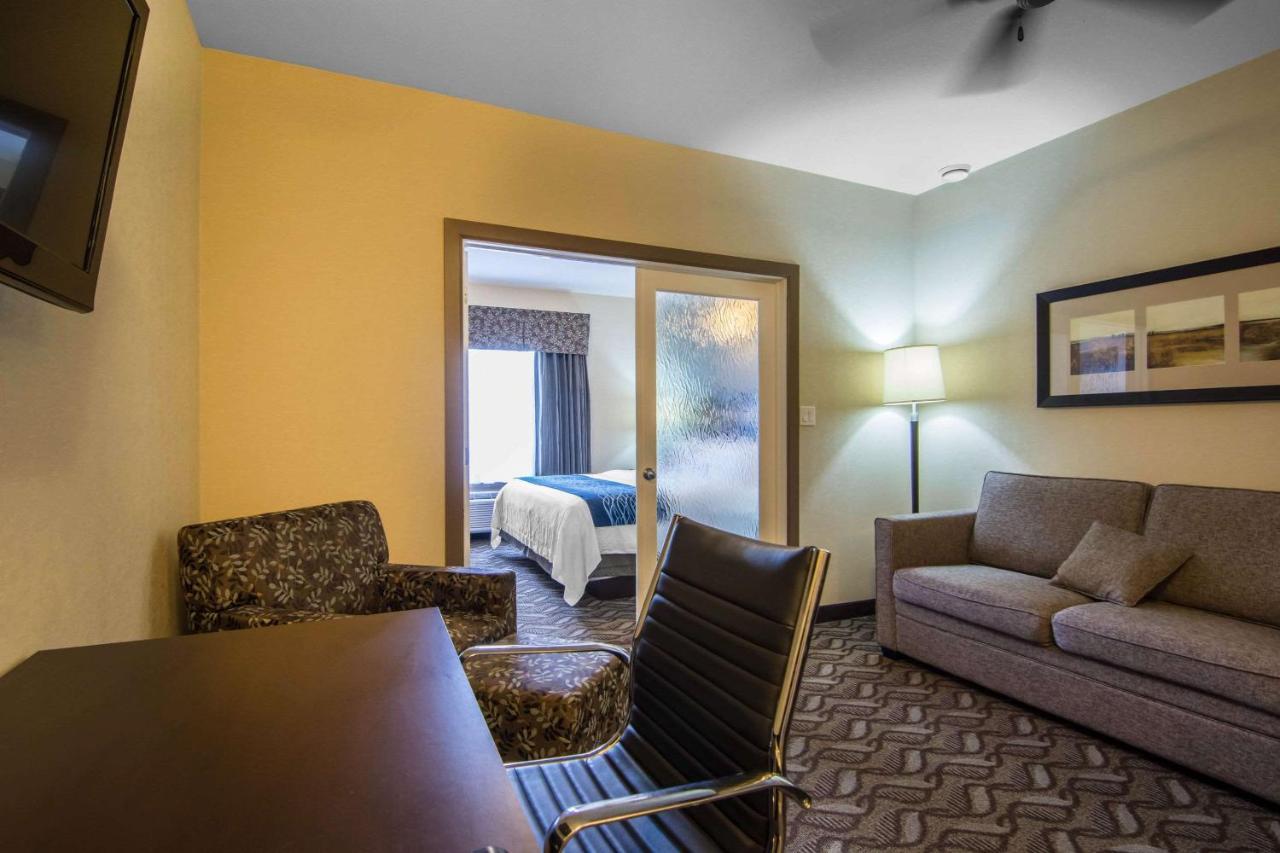 Comfort Inn & Suites Fort Saskatchewan Exterior foto